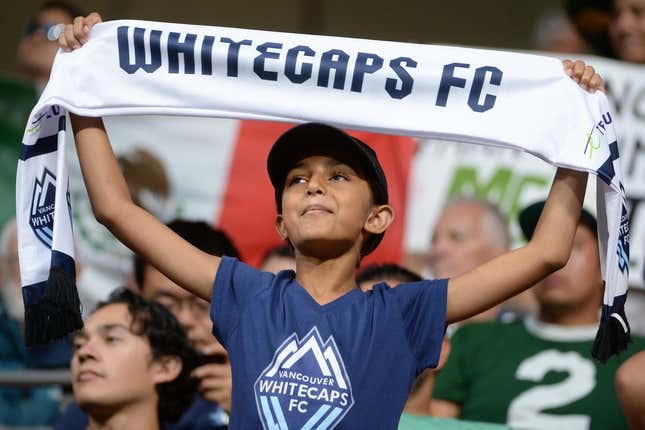 21. Juli 2023;  Vancouver, British Columbia, CAN;  Ein junger Vancouver Whitecaps-Fan hält in der zweiten Halbzeit zwischen den Vancouver Whitecaps und Club Leon am BC Place einen Schal in der Hand.