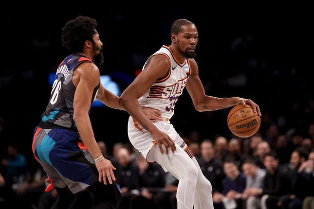 31. Januar 2024;  Brooklyn, New York, USA;  Phoenix Suns-Stürmer Kevin Durant (35) kontrolliert den Ball gegen Brooklyn Nets-Wächter Spencer Dinwiddie (26) im zweiten Viertel im Barclays Center.