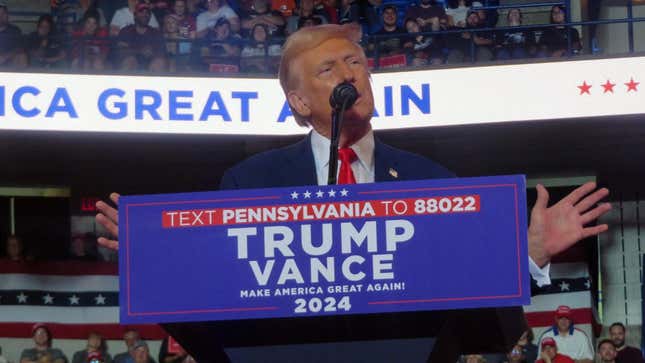 Le candidat républicain à la présidence, l’ancien président américain Donald Trump, prononce un discours lors d’un rassemblement de campagne à la Mohegan Sun Arena à Wilkes-Barre Township, en Pennsylvanie, aux États-Unis, le 17 août 2024. 