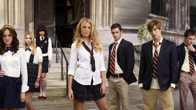 The cast of Gossip Girl stand on stone steps.