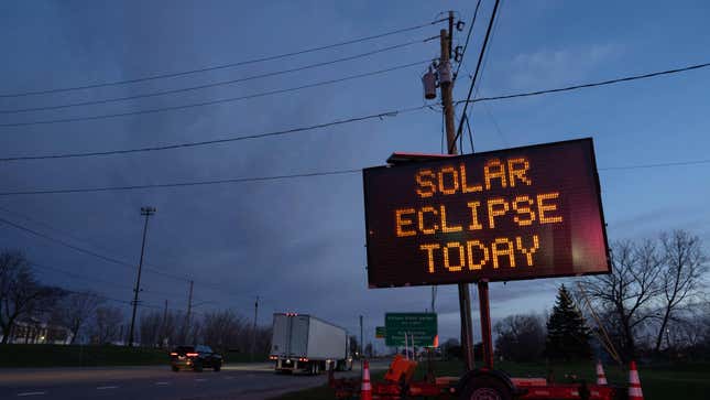 A road sign reminding drivers about the eclipse