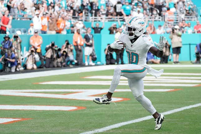 MIAMI GARDENS, FLORIDA – NOVEMBER 19: Tyreek Hill #10 of the Miami Dolphins scores a touchdown during the first quarter in the game against the Las Vegas Raiders at Hard Rock Stadium on November 19, 2023 in Miami Gardens, Florida.  (Photo by Bryan Cereijo/Getty Images)