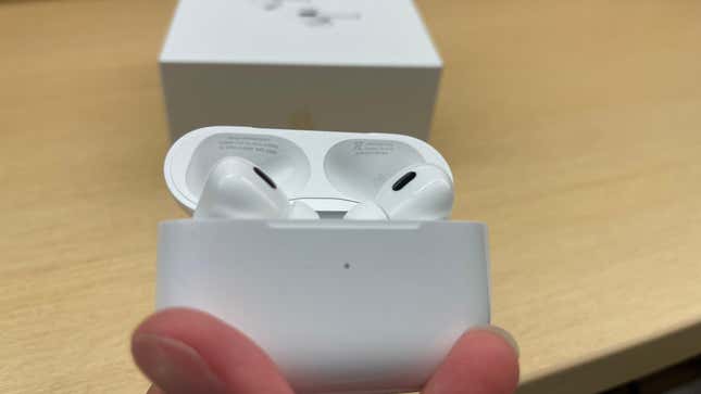 . Verás detalles sobre el modelo de AirPods, la fecha de compra y la garantía si son genuinos.