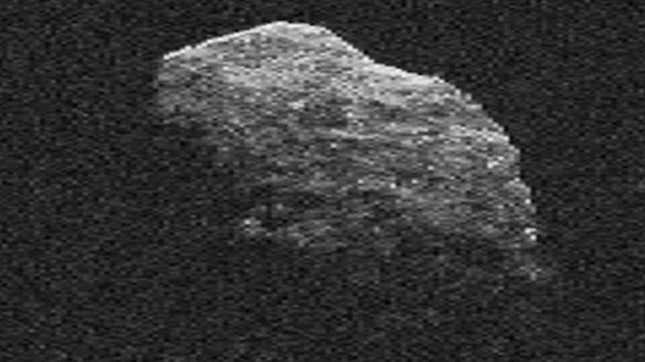 Bu, Apophis'e benzer, Dünya'ya yakın bir asteroitin radar görüntüsüdür.  Aslında Apophis'in neye benzediği hakkında çok az şey biliyoruz, ancak 2029'da yapılacak olan yakın uçuşu, bilim insanlarına benzeri görülmemiş bir görünüm sağlayacak.