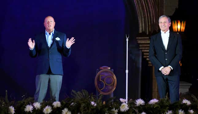 Bob Chapek, PDG de Walt Disney Company (à gauche), et Bob Iger, président exécutif de Walt Disney Company, s’expriment lors de la « célébration la plus magique au monde » à l’occasion du 50e anniversaire de Walt Disney World Resort au Magic Kingdom, le 30 septembre 2021 à Orlando, en Floride.