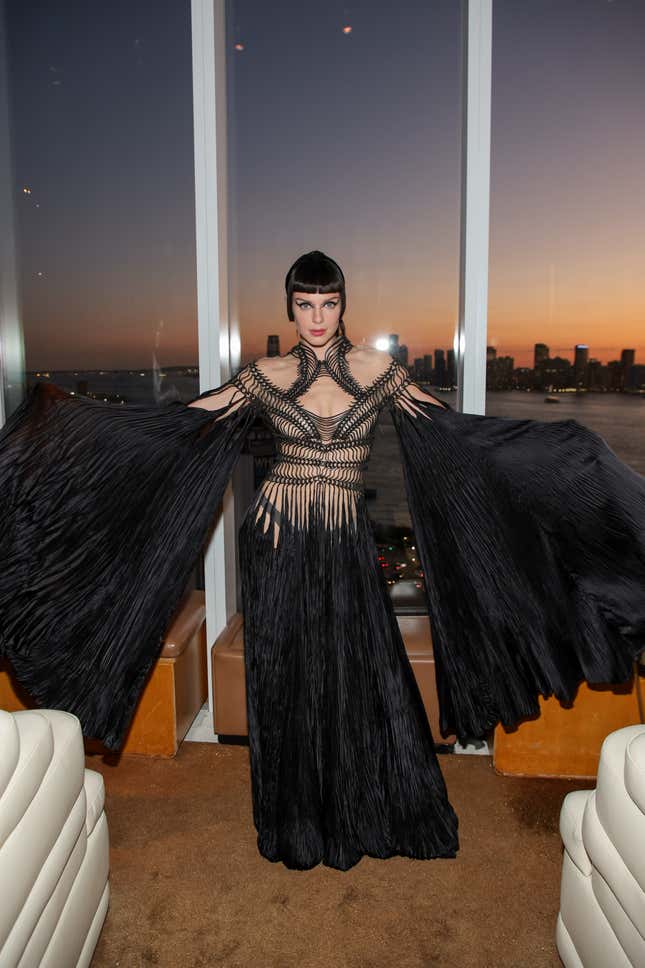 Image for article titled New York Fashion Week 2022: All the Chic Fits, Concerning Trends, and Despicable Copycats