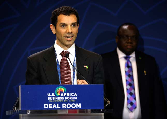 Josh Goldman habla en un podio con un cartel que dice US Africa Business Forum Deal Room