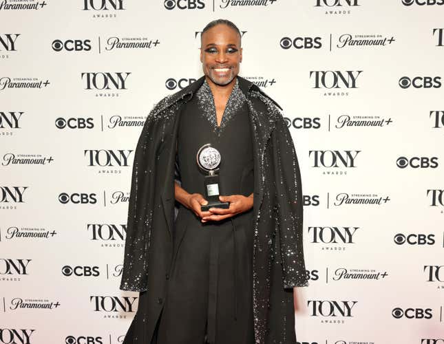 Billy Porter posiert mit dem Isabelle Stevenson Award bei den 77. jährlichen Tony Awards im David H. Koch Theater im Lincoln Center am 16. Juni 2024 in New York City.