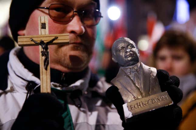 Pro-government activists attend a demonstration to mark the 35th anniversary of the marshal law in Warsaw, Poland, December 13, 2016. REUTERS/Kacper Pempel - RTX2UVEZ