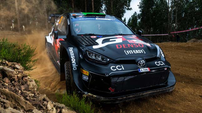 El piloto de Toyota, Elfyn Evans, visto competir durante el Campeonato Mundial de Rally de Portugal en Oporto, Portugal, el 9 de mayo de 2024