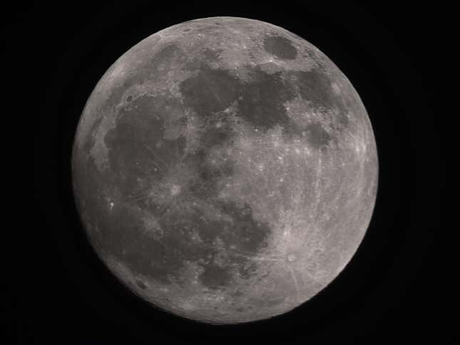 Mesiac, ako ho zobrazuje Unistellar's Odyssey Pro (bez externej úpravy).