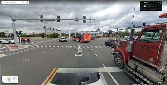 Los carriles ahora están marcados en toda la intersección, pero no siempre estuvieron marcados. No ha ayudado mucho