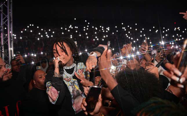 Swae Lee von der Gruppe Rae Sremmurd tritt während Wicked (Spelhouse Homecoming Concert) featuring 21 Savage in der Forbes Arena im Morehouse College am 19. Oktober 2022 in Atlanta, Georgia auf der Bühne auf