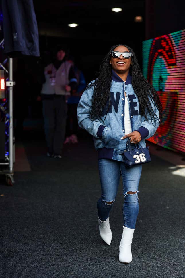 Simone Biles regarde avant un match de football de la NFL entre les Vikings du Minnesota et les Bears de Chicago au Soldier Field le 24 novembre 2024 à Chicago, dans l’Illinois.