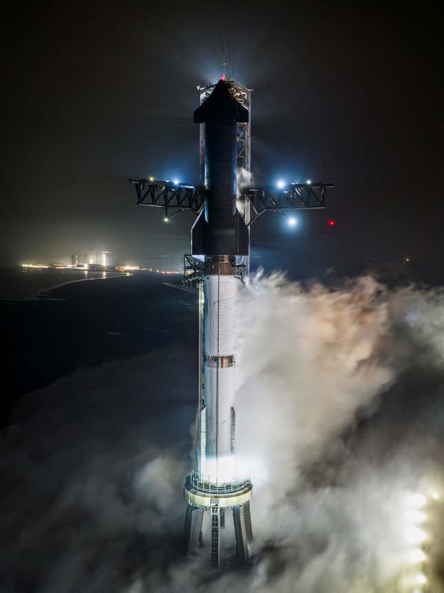 El cohete Starship durante su ensayo general mojado el domingo por la noche.