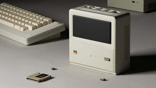 كمبيوتر Ayaneo الصغير بجوار خرطوشة NES صغيرة ولوحة مفاتيح.
