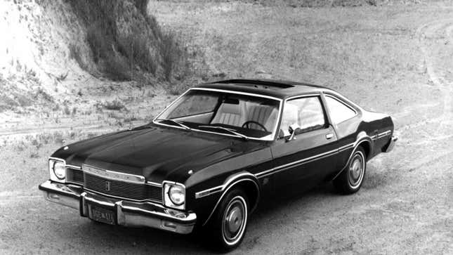 Une photo en noir et blanc d’un coupé Dodge Aspen. 