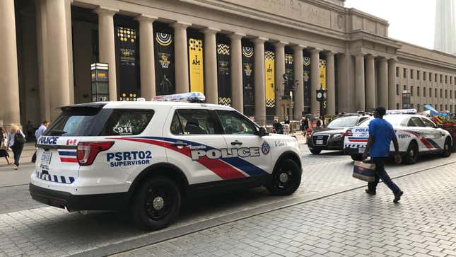 PSRT02Véhicule du superviseur des services de police de Toronto sur la rue Front, à l’extérieur de la gare Union. Plaque d’immatriculation de l’Ontario CCDN 636 (probablement). Bannières pour l’Invictus 2017 Jeux en arrière-plan.