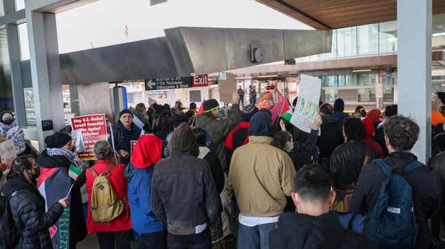 Des passagers dans un train inter-terminaux pour l’aéroport international John F. Kennedy