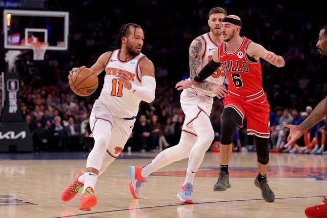 3. Januar 2024;  New York, New York, USA;  Der New York Knicks-Wächter Jalen Brunson (11) fährt im ersten Viertel im Madison Square Garden gegen den Chicago Bulls-Wächter Alex Caruso (6) zum Korb.