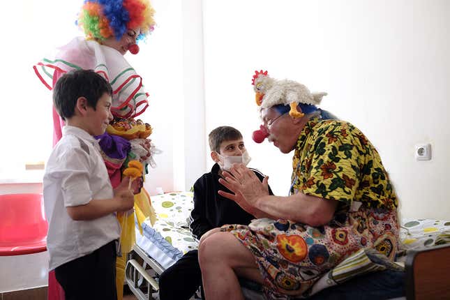Image for article titled Photos: The real-life Patch Adams proves laughter is the best medicine in Armenia