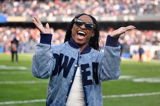 CHICAGO, ILLINOIS - 24 NOVEMBRE : Simone Biles salue la foule pendant la mi-temps d’un match entre les Bears de Chicago et les Vikings du Minnesota au Soldier Field le 24 novembre 2024 à Chicago, dans l’Illinois. 