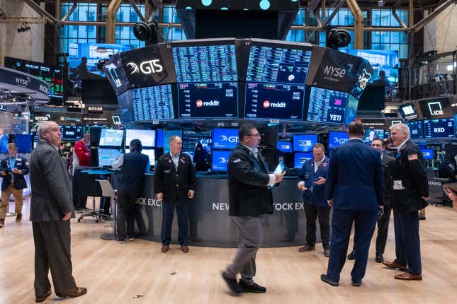 Image de l'article intitulé Le Dow Jones grimpe de 150 points grâce à de fortes ventes au détail et à la hausse des actions d’IA