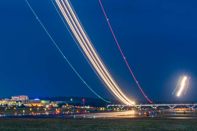 Un avión despegando de una pista