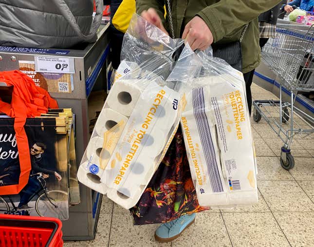 Un cliente en un supermercado compra paquetes de papel higiénico el 18 de marzo de 2020 en Ettlingen, Alemania