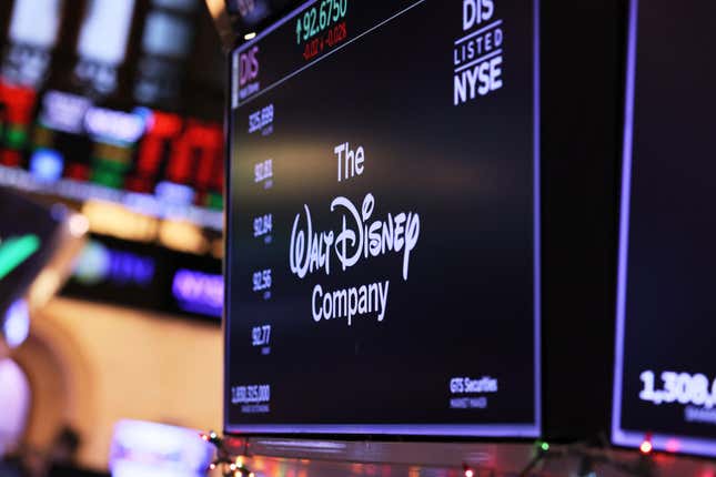 El logotipo de la compañía Walt Disney se muestra en el piso de la Bolsa de Valores de Nueva York durante las operaciones matutinas del 1 de diciembre de 2023 en la ciudad de Nueva York. 