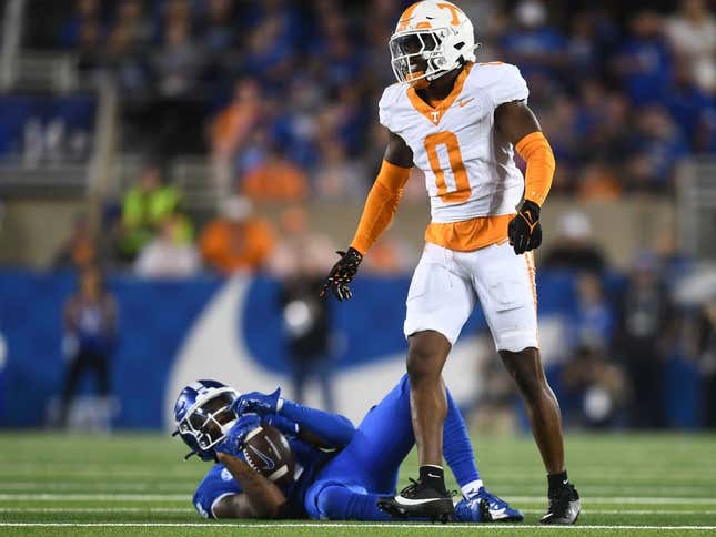 No. 21 Tennessee escapes with tight victory over Kentucky