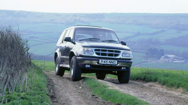 Ein  Ford Explorer von 1996 auf einer Landstraße im Jahr 2000.