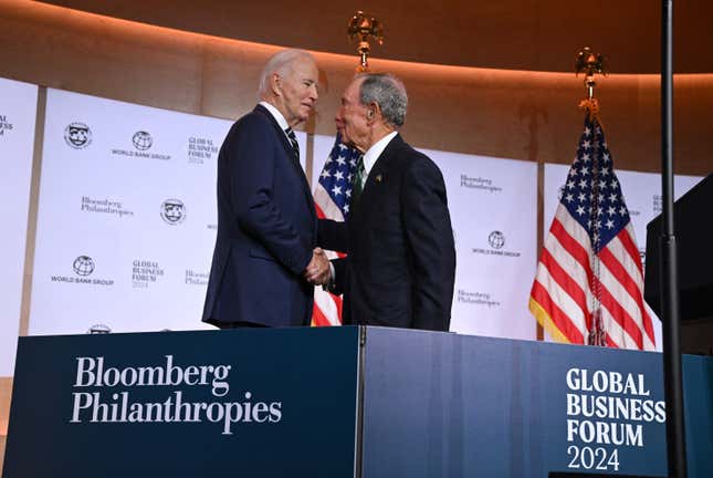 El importante donante demócrata Michael Bloomberg estrecha la mano del presidente Joe Biden en un evento el 24 de septiembre de 2024 en Nueva York.