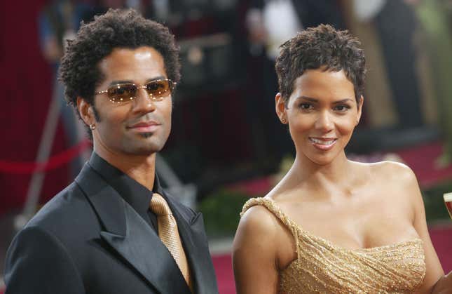 Halle Berry and husband Eric Benet attend the 75th Annual Academy Awards at the Kodak Theater March 23, 2003 in Hollywood, California.