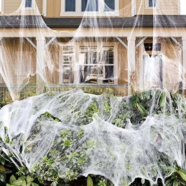 Image for article titled 900 sqft Spider Webs Halloween Decorations Bonus with 30 Fake Spiders, Now 26% Off