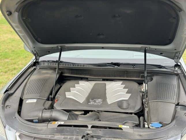 Hyundai Equus engine compartment