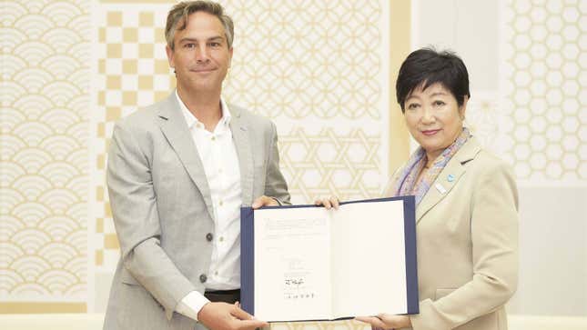 A photo of the Governor of Tokyo, Yuriko Koike (R), and Jamie Reigle, CEO, Formula E (L).