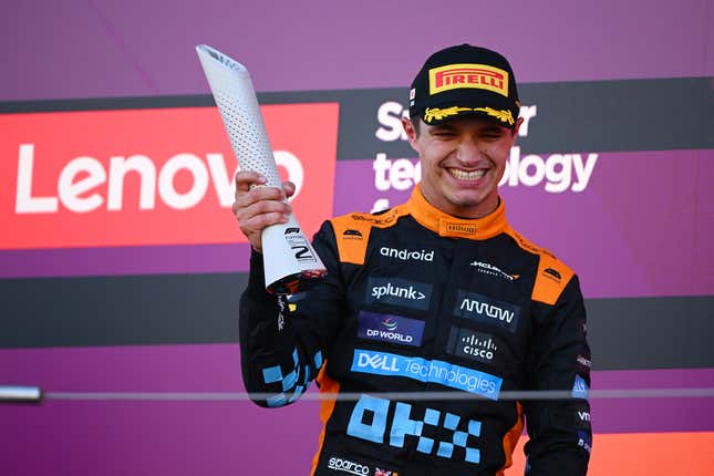 Lando Norris, de Gran Bretaña, segundo clasificado, y McLaren, celebran en el podio durante el Gran Premio de F1 de Japón en el Circuito Internacional de Carreras de Suzuka el 24 de septiembre de 2023 en Suzuka, Japón.