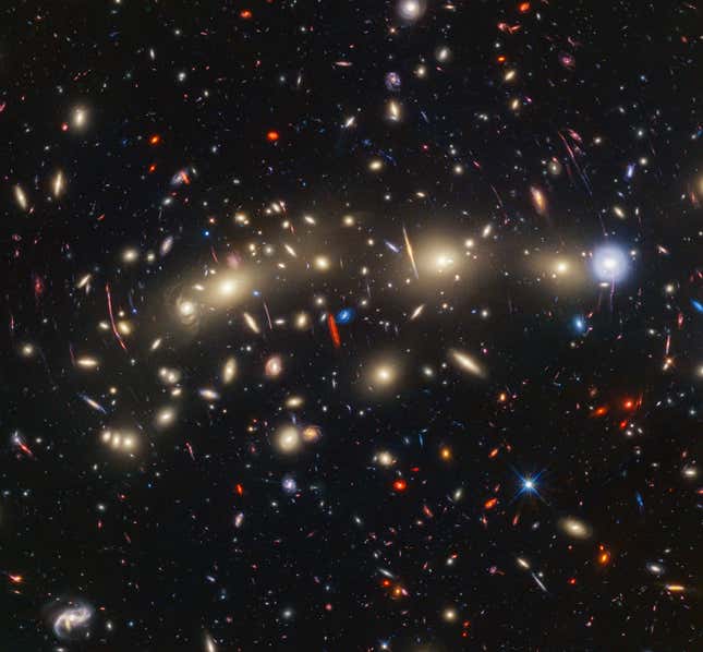 Kütleçekimsel merceklenme lekeleriyle tamamlanan galaksilerin tam görüntüsü.