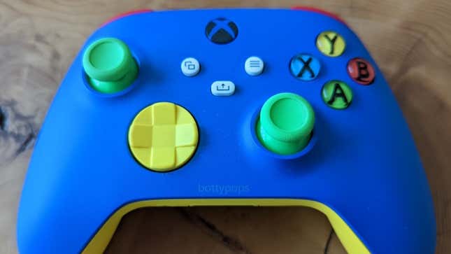 A világ legszebb Xbox kontrollere, sárga, piros, kék és zöld.