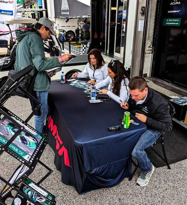 Imagen para el artículo titulado Detrás de escena del Petit Le Mans de IMSA con Gradient Racing