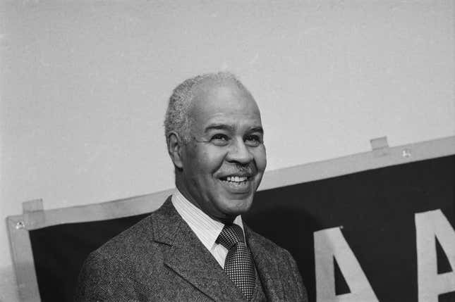 Roy Wilkins, directeur exécutif de la National Association for the Advancement of Colored People (NAACP), lors d’une conférence de presse en 1974. Wilkins a informé la presse qu’il n’avait pas été licencié de son poste à la NAACP et a réfuté un article de journal qui avait été publié.
