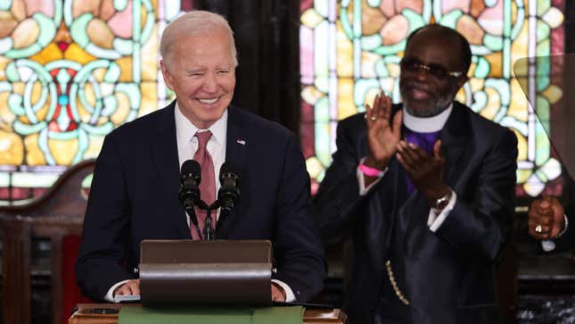 Le président américain Joe Biden, à gauche, lors d’un événement de campagne à l’église Mother Emanuel AME à Charleston, en Caroline du Sud, aux États-Unis, le lundi 1er janvier.  8, 2024. Les deux premiers événements de campagne de Biden de l’année l’ont emmené en Pennsylvanie, l’État qui lui a valu la Maison Blanche. en 2020, et en Caroline du Sud, où les électeurs démocrates noirs lui ont offert sa première victoire aux primaires cette année-là. 