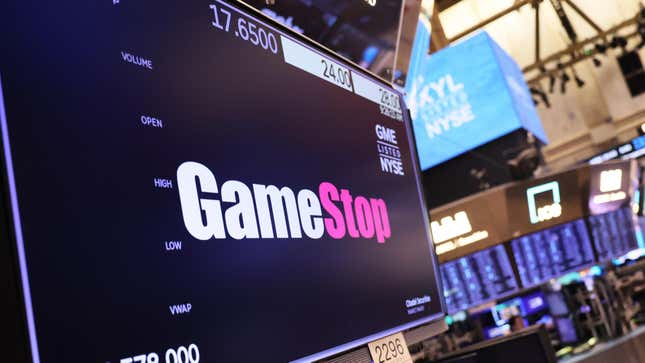 O logotipo da GameStop exibido em um terminal no pregão da Bolsa de Valores de Nova York.