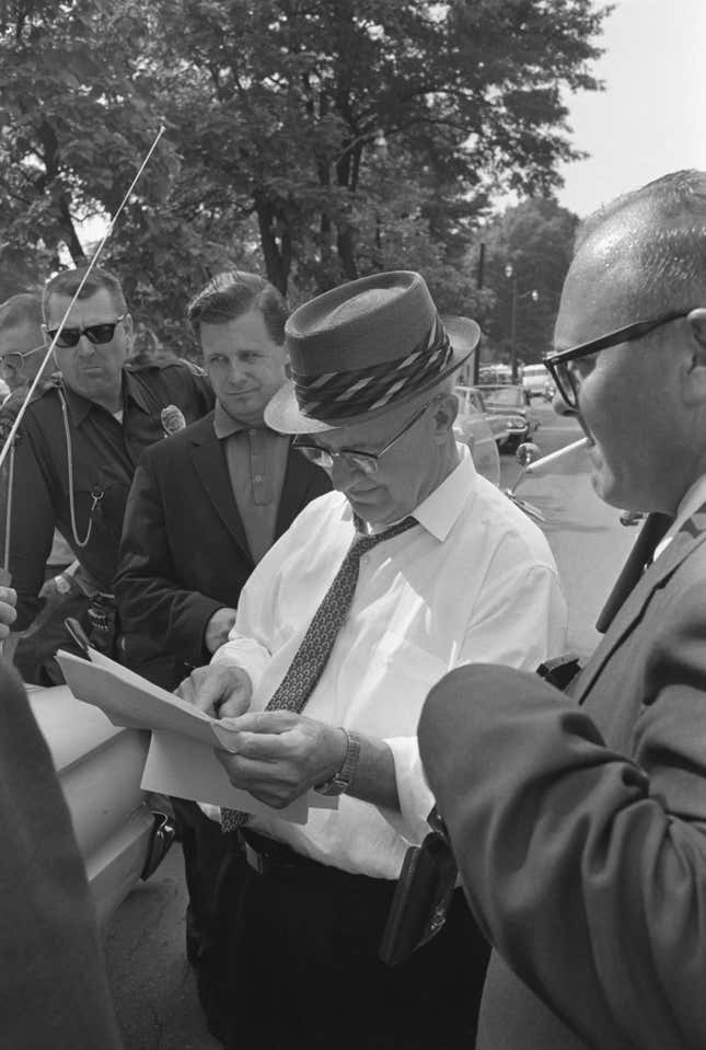 Birminghams Sicherheitsbeauftragter Eugene „Bull“ Connor (Mitte) 