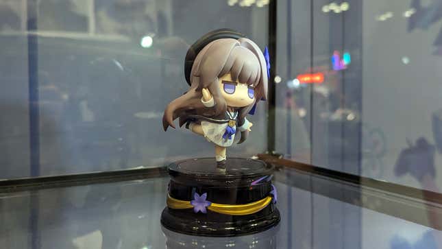 A chibi statue of a Honkai: Star Rail character is on display in a glass case.