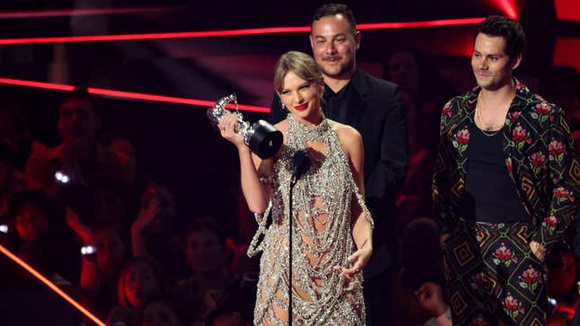Taylor Swift Announces New Album Right After Making VMA History With Win for Fabled 'All Too Well'