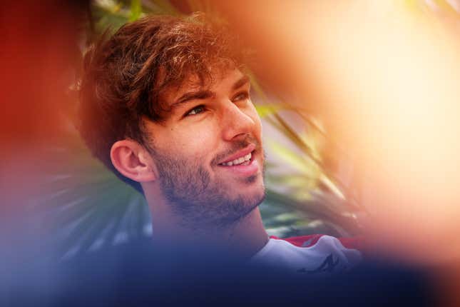 Pierre Gasly de Francia y Alpine F1 observan en el Paddock durante los avances previos al Gran Premio de F1 de México en el Autódromo Hermanos Rodríguez el 26 de octubre, 2023 en Ciudad de México, México