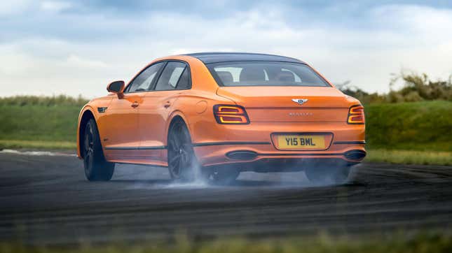 Une Bentley Flying Spur orange vif dérivant dans un virage