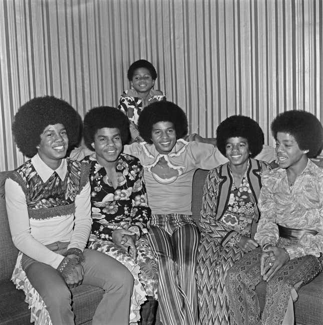 American pop group the Jackson Five, comprising of the Jackson brothers (left to right) Jermaine, Tito, Jackie, Michael, Marlon, and Randy at the back, UK, November 1972.